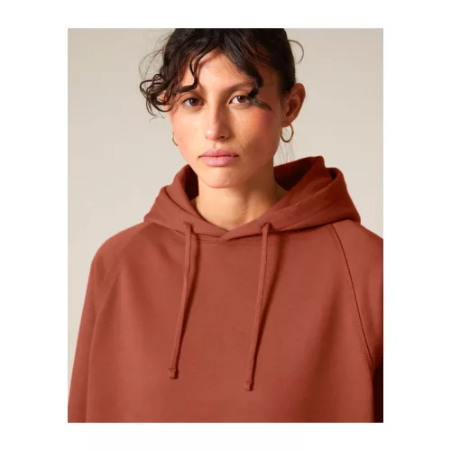 Striker uniszex, laza raglán ujjú kapucnis pulóver (XS, Heritage Brown)