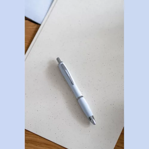 Klasszikus műanyag golyóstoll (14,5 × ø 1,3 cm, Fehér)