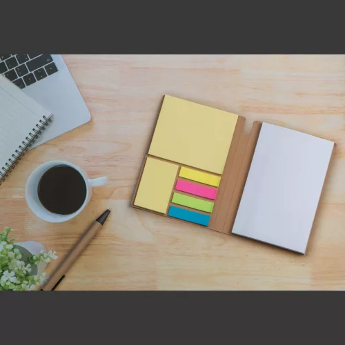 Jegyzettömb tollal és jelölőcímkékkel 