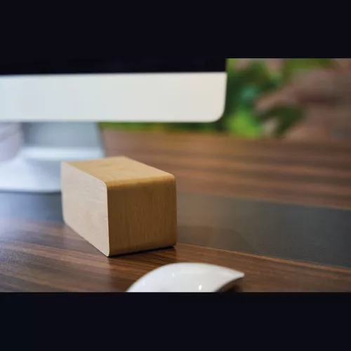 Vezeték nélküli töltő asztali órával