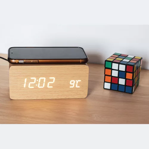 Vezeték nélküli töltő asztali órával